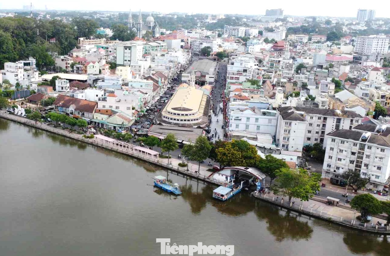 Với vị trí nằm trên vùng đất ven sông Sài Gòn, thuận lợi cho việc kết nối giao thương với người dân ở các vùng miền khác như TPHCM và các tỉnh miền Tây Nam Bộ bằng đường bộ, đường thủy. Chợ Thủ Dầu Một xưa thường được bày bán các loại ghe, thuyền hay các sản phẩm thủ công truyền thống.