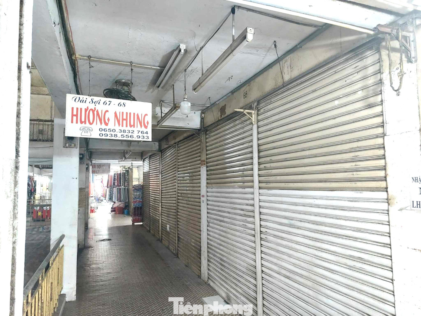 Lãnh đạo thành phố Thủ Dầu Một, cho biết từ năm 2012, UBND tỉnh có quyết định về việc chuyển giao cho Công ty Cổ phần Thương mại - Dịch vụ đầu tư Thủ Dầu Một quản lý, đầu tư xây dựng và kinh doanh chợ. Đây là chợ hạng 1 có tổng diện tích đất sử dụng 8.595,7m2. Hiện nay, bên trong chợ có hơn 50 hộ kinh doanh song rất vắng khách.