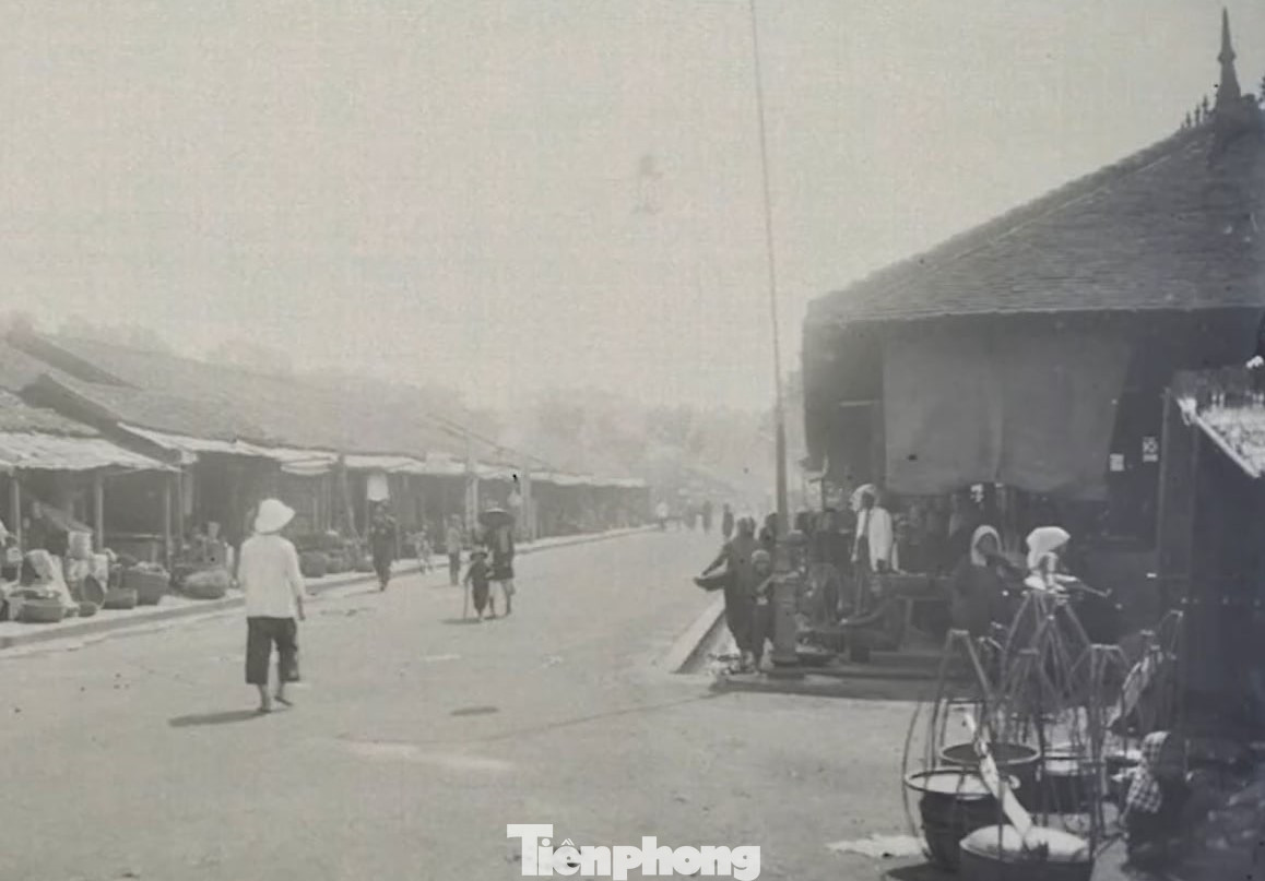 Khu vực bên hông trái của chợ ngày xưa