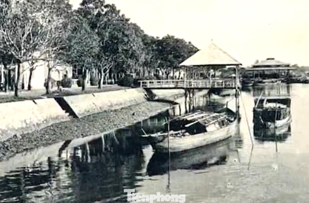 Thuyền chở hàng hóa đến chợ bên sông Sài Gòn