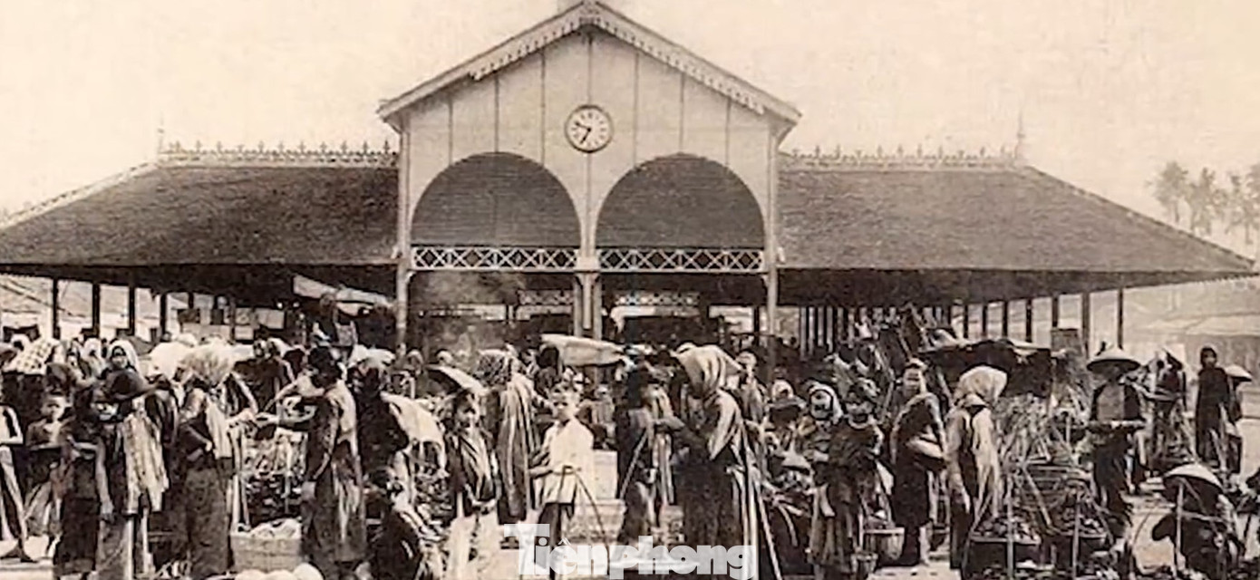 Cảnh mua, bán hàng hóa trước chợ ngày xưa