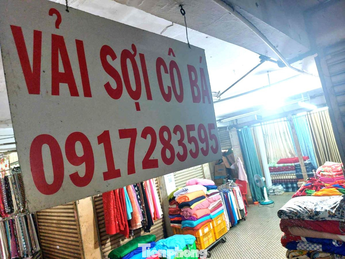 Chợ được xây dựng theo kiểu hình chữ nhật gồm ba căn nhà tách biệt nhau: Căn nhà đầu tiên được xây dựng một trệt một lầu, được gọi là khu Thương Xá, phân chia thành nhiều sạp bày bán các mặt hàng như: Vải sợi, quần áo, đồ trang sức…