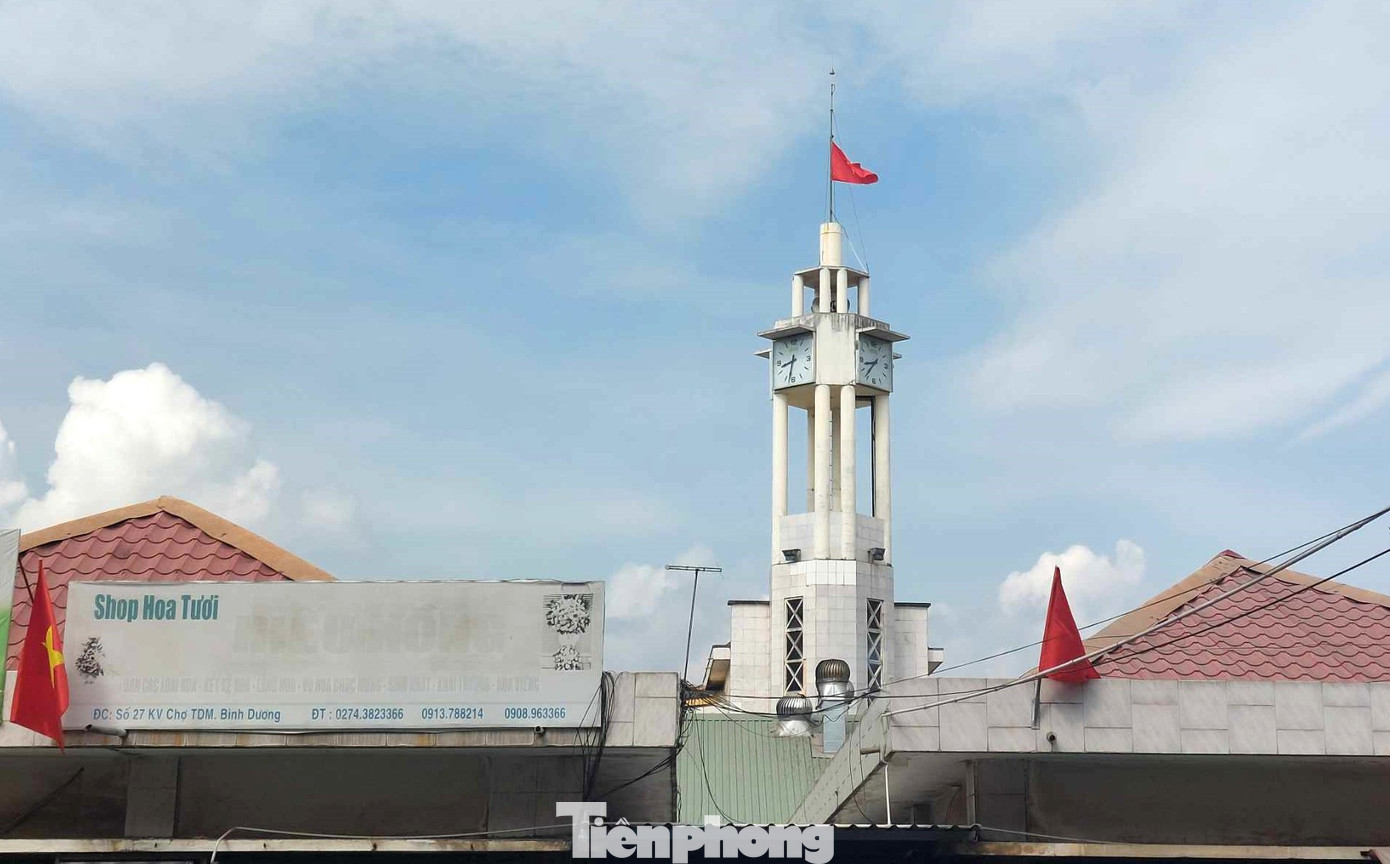 Căn nhà thứ hai của chợ được gọi là khu nhà ngang, nằm ở giữa khuôn viên chợ. Khu nhà này chuyên phục vụ các loại dịch vụ ăn uống; phía sau là căn nhà dài, có tháp đồng hồ cao. Trên ngọn tháp được gắn đồng hồ tứ phía và một lá cờ đỏ sao vàng tung bay phấp phới. Khu này được gọi là khu chợ Đồng Hồ.