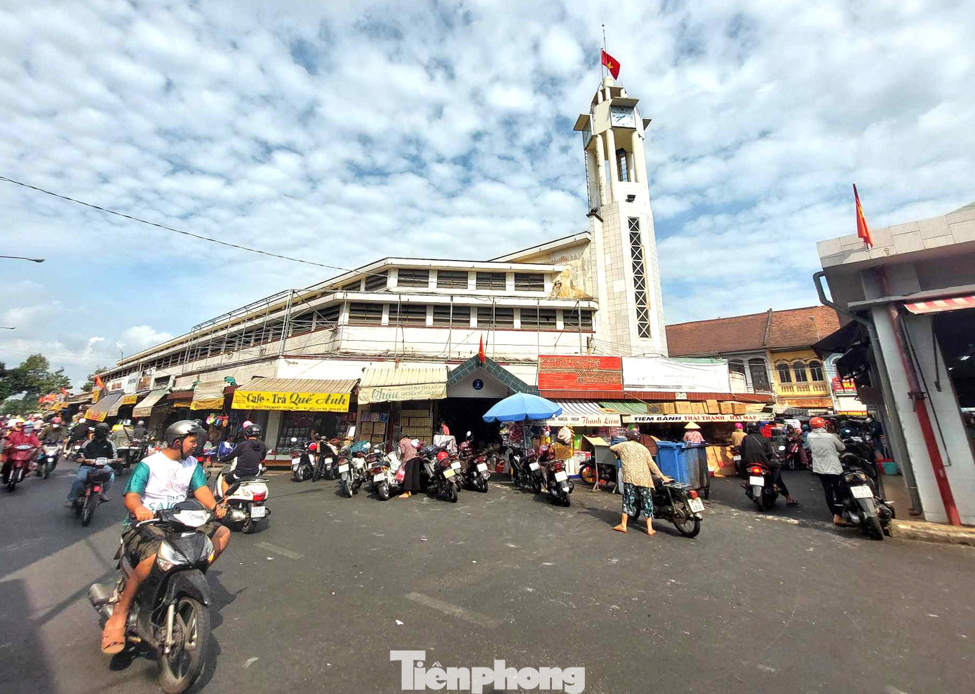 Năm 1889, tỉnh Thủ Dầu Một (nay là thành phố Thủ Dầu Một, tỉnh Bình Dương) được thành lập, chợ Phú Cường trở thành chợ tỉnh Thủ Dầu Một. Từ đó, cái tên chợ “Thủ” hay chợ “Đất Thủ” trở nên quen thuộc của người dân miền Đông Nam Bộ.