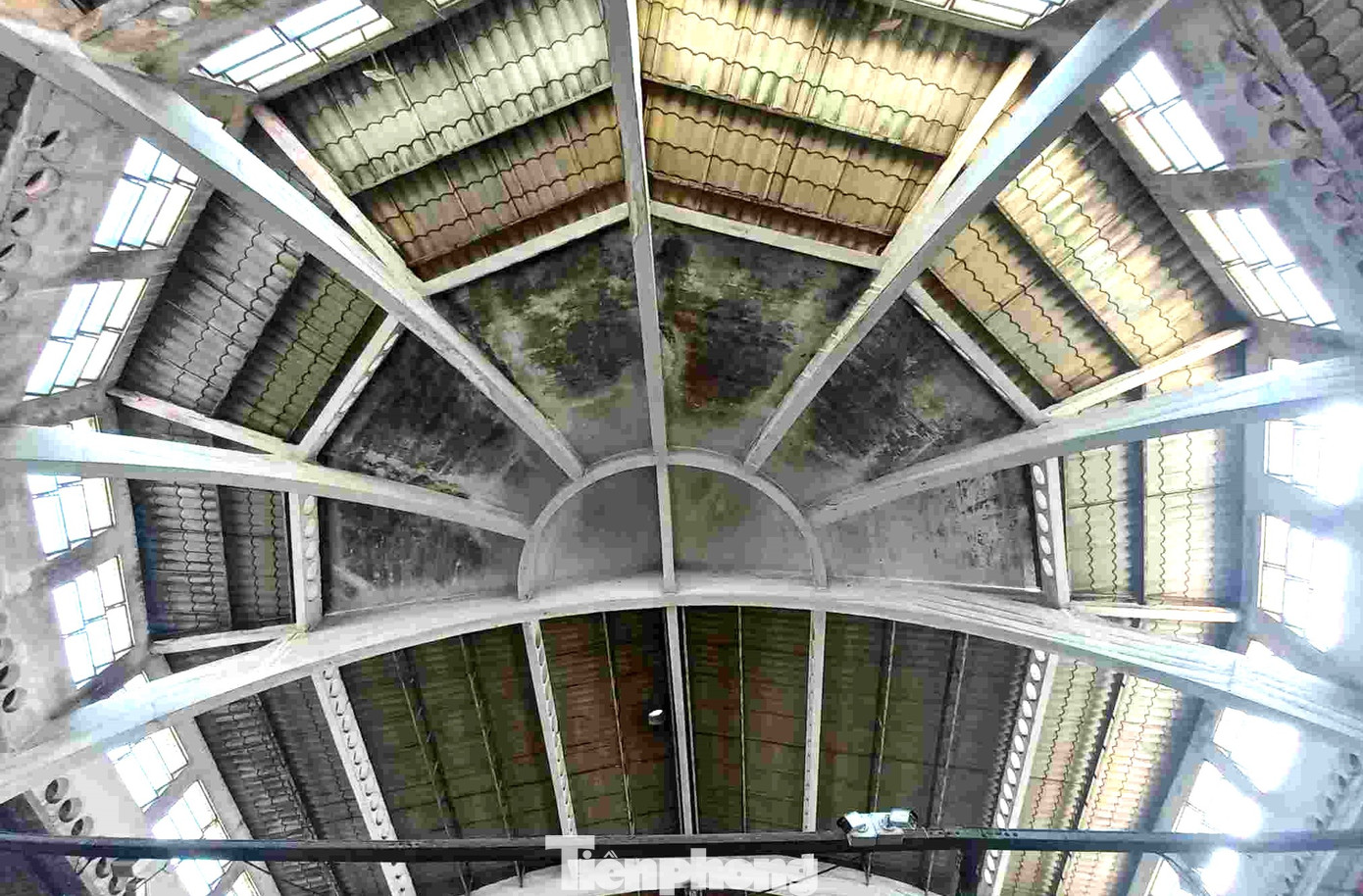 Đại diện chính quyền thành phố Thủ Dầu Một cho hay, chợ lâu năm đã xuống cấp. Theo phân quyền của UBND tỉnh, trách nhiệm cấp phép chủ trương xây dựng chợ Thủ Dầu Một thuộc quyền của UBND thành phố. Tới đây, Công ty Cổ phần Thương mại - Dịch vụ đầu tư Thủ Dầu Một sẽ được giao đầu tư tu sửa chợ để đảm bảo an toàn.