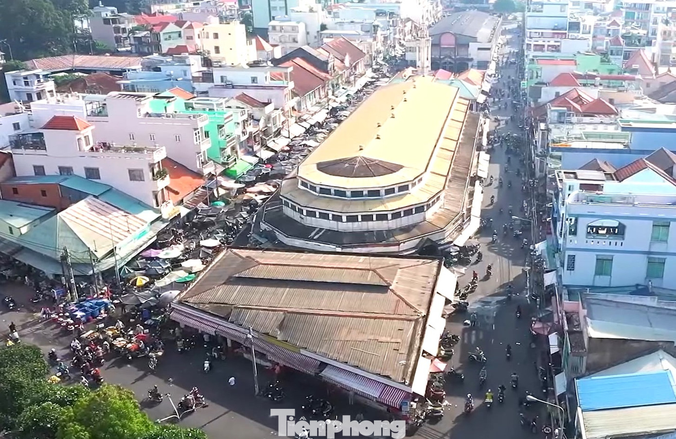 Nhìn xa xa, dáng hình chợ giống như một con tàu lớn đang mạnh mẽ vươn mình ra khơi. Nét đặc biệt nhất, bên trong lòng không gian của khu chợ Đồng Hồ (thuộc khuôn viên chợ Thủ Dầu Một) không có bất cứ cây cột trụ nào như ở nhiều chợ truyền thống khác.
