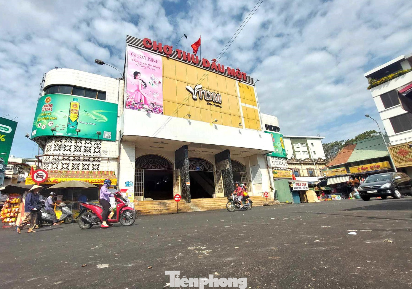 Sử sách ghi lại rằng, lúc khởi nguồn chợ Thủ Dầu Một ngày nay trước đó được gọi là chợ Phú Cường (xây dựng từ khoảng năm 1828), nằm bên sông Sài Gòn thuộc phường Phú Cường (thành phố Thủ Dầu Một, tỉnh Bình Dương).