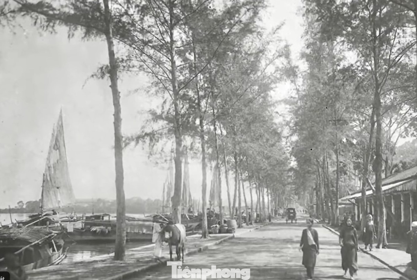 Hàng hóa cập bến ở sông Sài Gòn để đưa vào chợ lúc còn hoang sơ