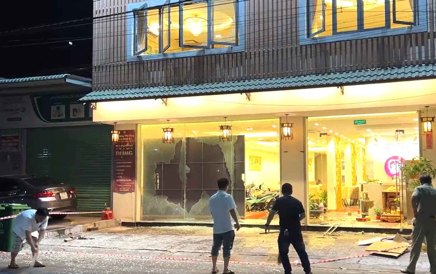 Cửa kính phía trước nhà hàng bị đối tượng đập vỡ Cửa kính phía trước nhà hàng bị đối tượng đập vỡ