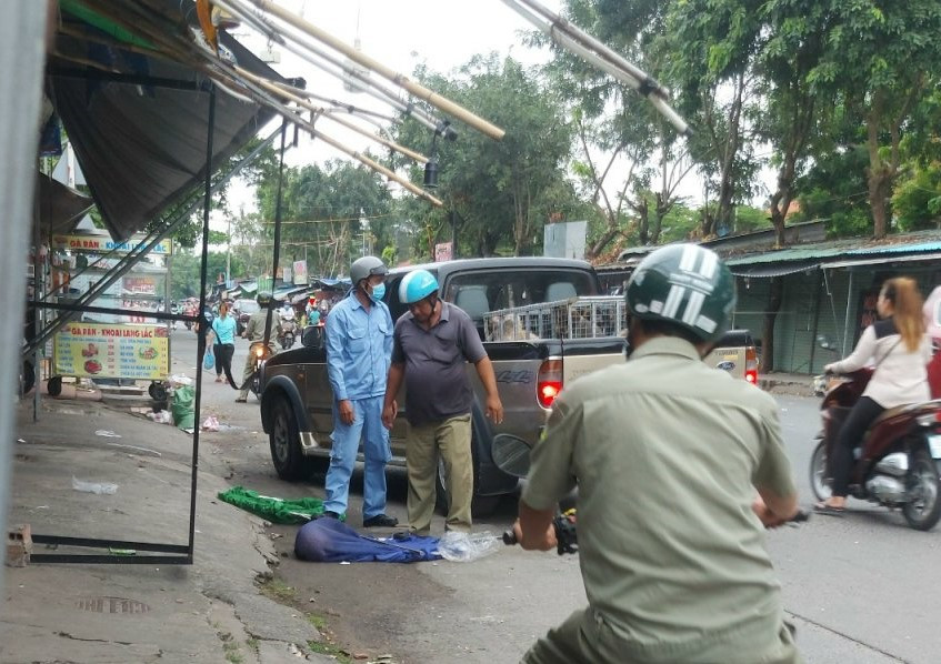 Là địa phương đi đầu trong việc thành lập đội bắt chó thả rông tại Bình Dương, lãnh đạo thành phố Thuận An cho biết, việc xử lý chó thả rông sau khi bắt về khá phức tạp. Chó bắt về phải nhốt, cho ăn và thông báo cho chủ đến nhận trong vòng 48 giờ, nếu chủ không đến nhận phải đưa chó đến một đơn vị có uy tín phục vụ công tác nghiên cứu chứ không phải tùy tiện định giá và xử lý. Là địa phương đi đầu trong việc thành lập đội bắt chó thả rông tại Bình Dương, lãnh đạo thành phố Thuận An cho biết, việc xử lý chó thả rông sau khi bắt về khá phức tạp. Chó bắt về phải nhốt, cho ăn và thông báo cho chủ đến nhận trong vòng 48 giờ, nếu chủ không đến nhận phải đưa chó đến một đơn vị có uy tín phục vụ công tác nghiên cứu chứ không phải tùy tiện định giá và xử lý.