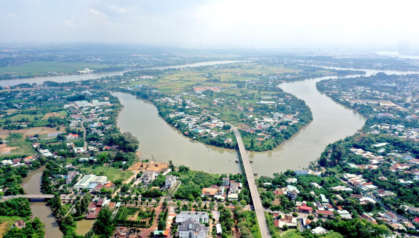 Trước đó, theo đề án của tỉnh Bình Dương, xã Thạnh Hội sẽ sáp nhập với một đơn vị hành chính cấp xã khác thuộc thành phố Tân Uyên. Tuy nhiên, đề án này không nhận được sự đồng thuận của người dân Thạnh Hội vì nhiều lý do.