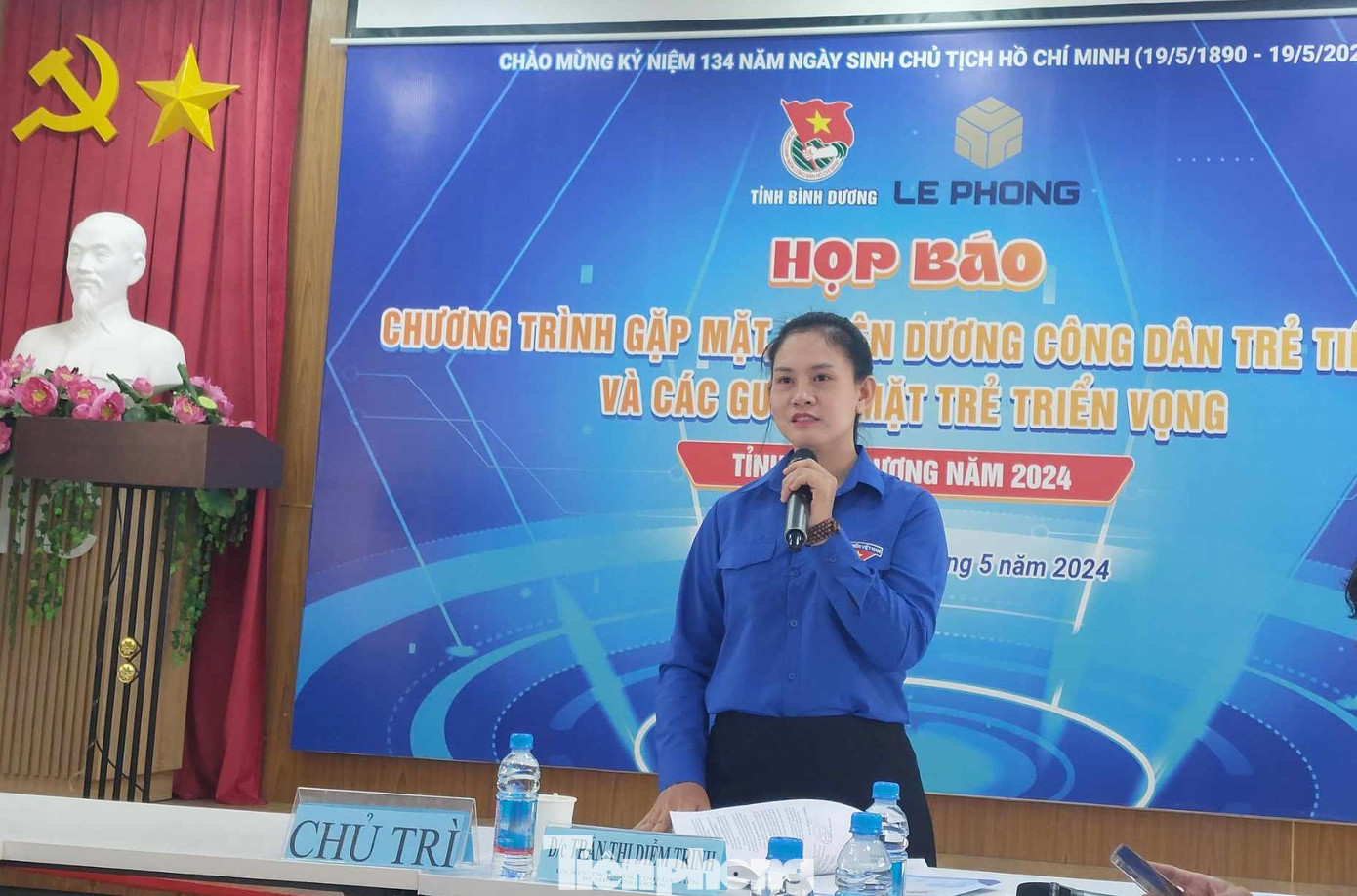 Bí thư Tỉnh Đoàn Bình Dương Trần Thị Diễm Trinh thông tin tại buổi họp báo