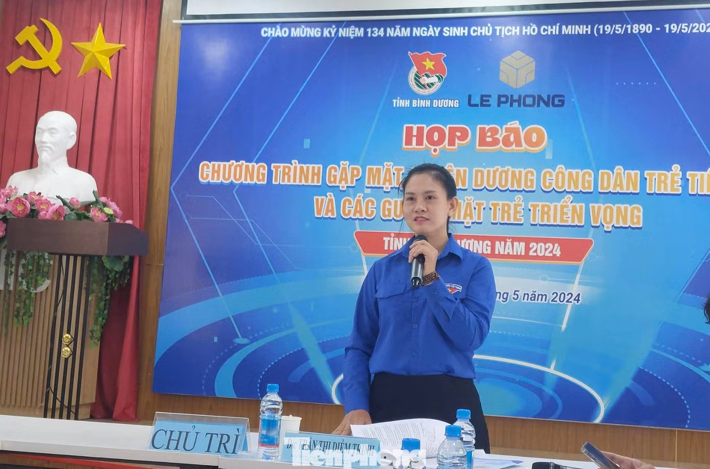 Bí thư Tỉnh Đoàn Bình Dương Trần Thị Diễm Trinh thông tin tại buổi họp báo