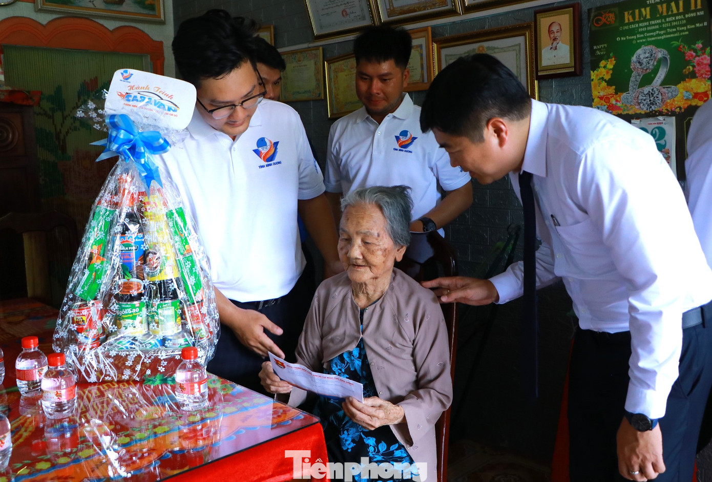 Đoàn đến thăm Mẹ Việt Nam Anh hùng