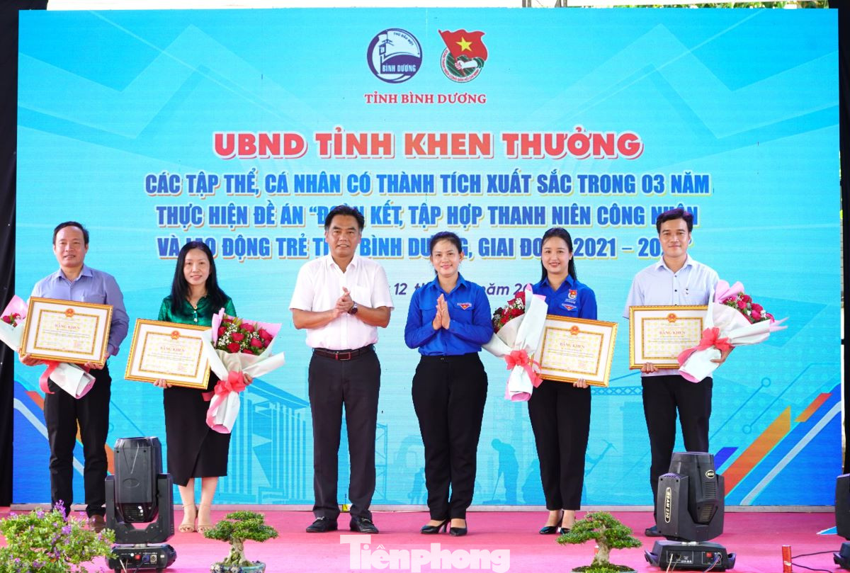 Lãnh đạo tỉnh Bình Dương tặng bằng khen tập thể, cá nhân có thành tích xuất sắc trong đề án "Đoàn kết, tập hợp thanh niên công nhân và lao động trẻ"