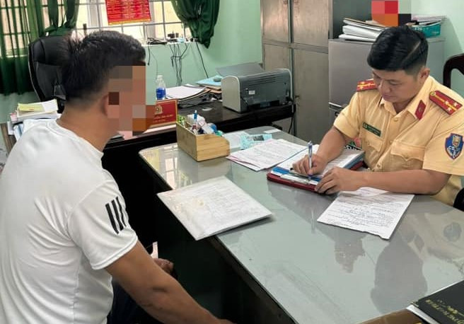 Cảnh sát giao thông lập biên bản xử lý trường hợp vi phạm do người dân cung cấp