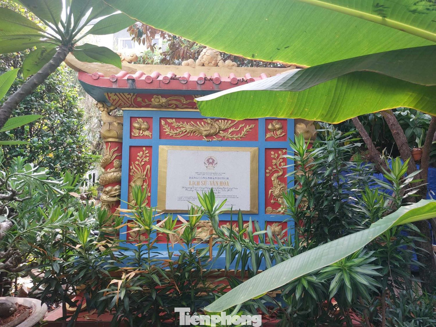 Nhà cổ Trần Công Vàng, nằm phía sau lưng nhà cổ Trần Văn Hổ, xây dựng theo kiến trúc kiểu chữ đinh nghịch trên khu đất 1.333 m2, diện tích nhà 323 m2, hoàn thành năm 1892. Nhà cổ Trần Công Vàng, nằm phía sau lưng nhà cổ Trần Văn Hổ, xây dựng theo kiến trúc kiểu chữ đinh nghịch trên khu đất 1.333 m2, diện tích nhà 323 m2, hoàn thành năm 1892.