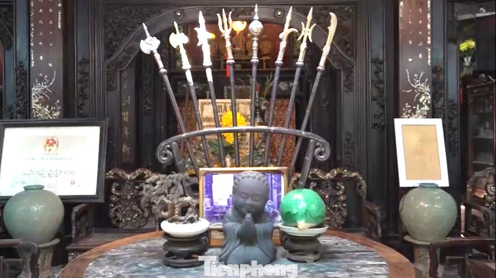 Nhà dưới là một căn nhà ngang, cất theo lối xuyên trính nhưng đơn giản hơn nhà trên. Nhà ngang dùng để tiếp khách bình thường, là nơi sinh hoạt gia đình, nhà ăn, nhà bếp,… phía trước nhà ngang là nhà xe hướng cửa ra cổng. Sân trước nhà cổ trồng nhiều chậu hoa kiểng, cây kiểng… tôn thêm nét đẹp cổ kính của ngôi nhà. Nhà dưới là một căn nhà ngang, cất theo lối xuyên trính nhưng đơn giản hơn nhà trên. Nhà ngang dùng để tiếp khách bình thường, là nơi sinh hoạt gia đình, nhà ăn, nhà bếp,… phía trước nhà ngang là nhà xe hướng cửa ra cổng. Sân trước nhà cổ trồng nhiều chậu hoa kiểng, cây kiểng… tôn thêm nét đẹp cổ kính của ngôi nhà.