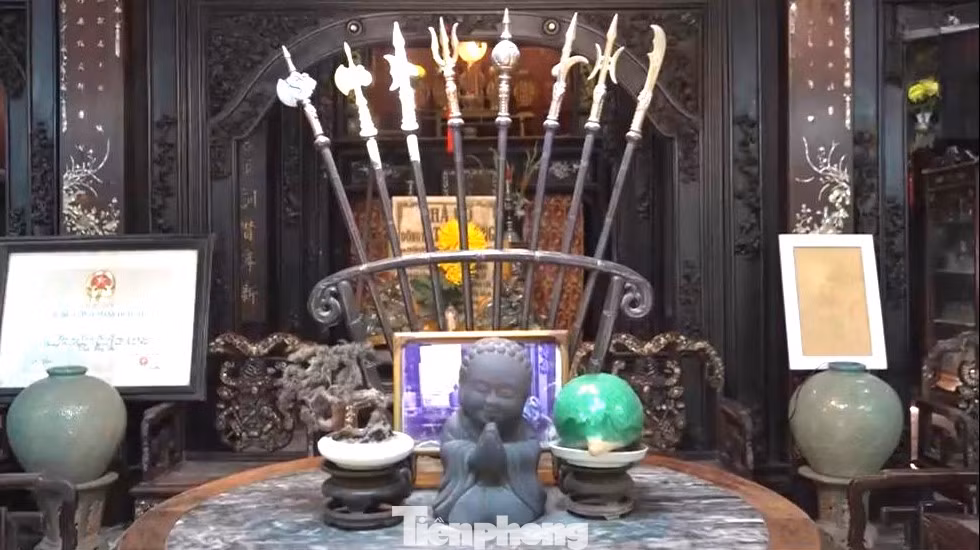 Nhà dưới là một căn nhà ngang, cất theo lối xuyên trính nhưng đơn giản hơn nhà trên. Nhà ngang dùng để tiếp khách bình thường, là nơi sinh hoạt gia đình, nhà ăn, nhà bếp,… phía trước nhà ngang là nhà xe hướng cửa ra cổng. Sân trước nhà cổ trồng nhiều chậu hoa kiểng, cây kiểng… tôn thêm nét đẹp cổ kính của ngôi nhà. Nhà dưới là một căn nhà ngang, cất theo lối xuyên trính nhưng đơn giản hơn nhà trên. Nhà ngang dùng để tiếp khách bình thường, là nơi sinh hoạt gia đình, nhà ăn, nhà bếp,… phía trước nhà ngang là nhà xe hướng cửa ra cổng. Sân trước nhà cổ trồng nhiều chậu hoa kiểng, cây kiểng… tôn thêm nét đẹp cổ kính của ngôi nhà.