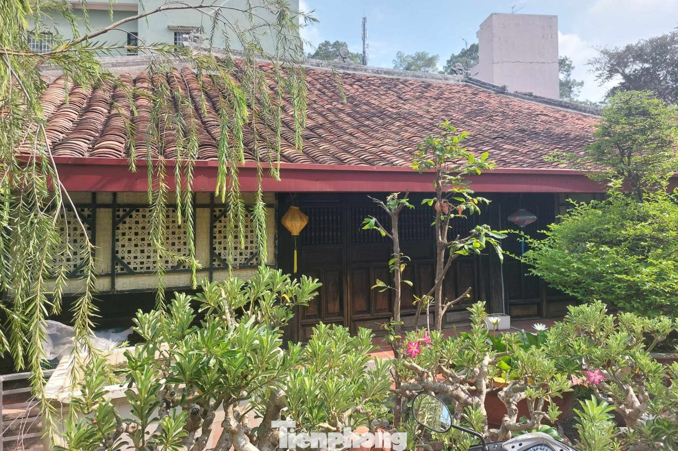 Phần trang trí bên trong ngôi được chạm khắc công phu, từ chân cột đến mái nhà, bàn ghế tủ ghế, trang thờ các khung cửa các ô lồng… hoành phi, liễn, đối, những bức tranh tứ bình, những tấm thủ quyển… tất cả đều chạm trổ, sơn thếp cẩn xà cừ công phu khéo léo, làm cho ngôi nhà tráng lệ mà trang nghiêm. Phần trang trí bên trong ngôi được chạm khắc công phu, từ chân cột đến mái nhà, bàn ghế tủ ghế, trang thờ các khung cửa các ô lồng… hoành phi, liễn, đối, những bức tranh tứ bình, những tấm thủ quyển… tất cả đều chạm trổ, sơn thếp cẩn xà cừ công phu khéo léo, làm cho ngôi nhà tráng lệ mà trang nghiêm.