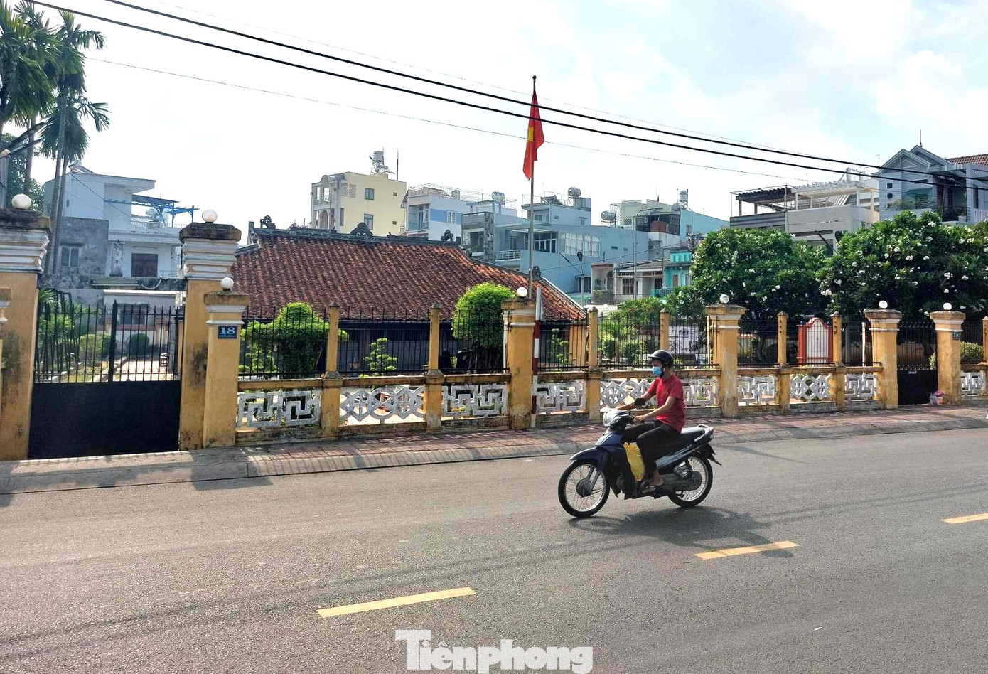 Trong đó, phải kể đến ông Trần Văn Hổ (con ông Lân) là một Đốc phủ, một chức quan khá lớn lúc bấy giờ. Những người con khác của ông Lân gồm Trần Văn Tề, Trần Công Vị (bác sĩ) và tiến sĩ Trần Văn Trai. Ông Lân còn có người con trai tên là Trần Công Vàng - một nha sĩ danh tiếng, làm rạng danh dòng họ khi bỏ tiền xây hàng chục khu dinh thự nhà họ Trần nằm rải rác nhiều nơi ở vùng đất này. Trong đó, phải kể đến ông Trần Văn Hổ (con ông Lân) là một Đốc phủ, một chức quan khá lớn lúc bấy giờ. Những người con khác của ông Lân gồm Trần Văn Tề, Trần Công Vị (bác sĩ) và tiến sĩ Trần Văn Trai. Ông Lân còn có người con trai tên là Trần Công Vàng - một nha sĩ danh tiếng, làm rạng danh dòng họ khi bỏ tiền xây hàng chục khu dinh thự nhà họ Trần nằm rải rác nhiều nơi ở vùng đất này.