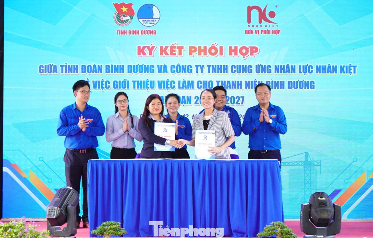 Hội LHTN Việt Nam tỉnh Bình Dương ký kết hợp tác với các đơn vị để hỗ trợ thanh niên công nhân