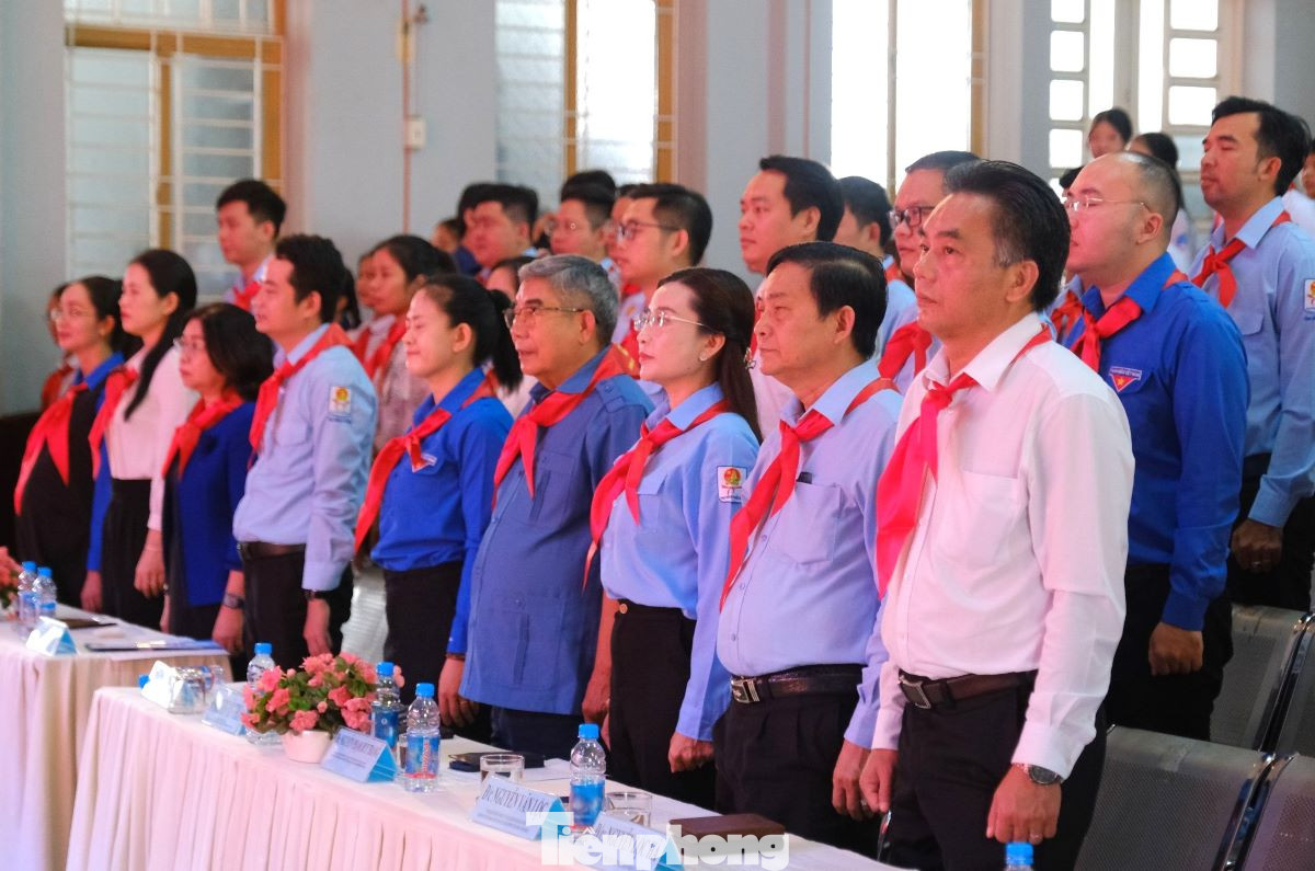 Các đại biểu thực hiện nghi thức chào cờ tại lễ kỷ niệm 83 năm Ngày thành lập Đội TNTP Hồ Chí Minh. Các đại biểu thực hiện nghi thức chào cờ tại lễ kỷ niệm 83 năm Ngày thành lập Đội TNTP Hồ Chí Minh.