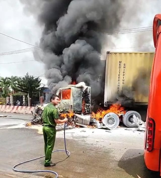 Đầu xe đầu kéo container bốc cháy dữ dội sau vụ tai nạn.