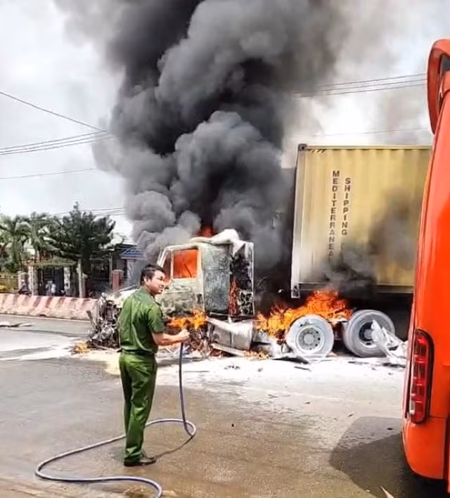 Đầu xe đầu kéo container bốc cháy dữ dội sau vụ tai nạn. Đầu xe đầu kéo container bốc cháy dữ dội sau vụ tai nạn.