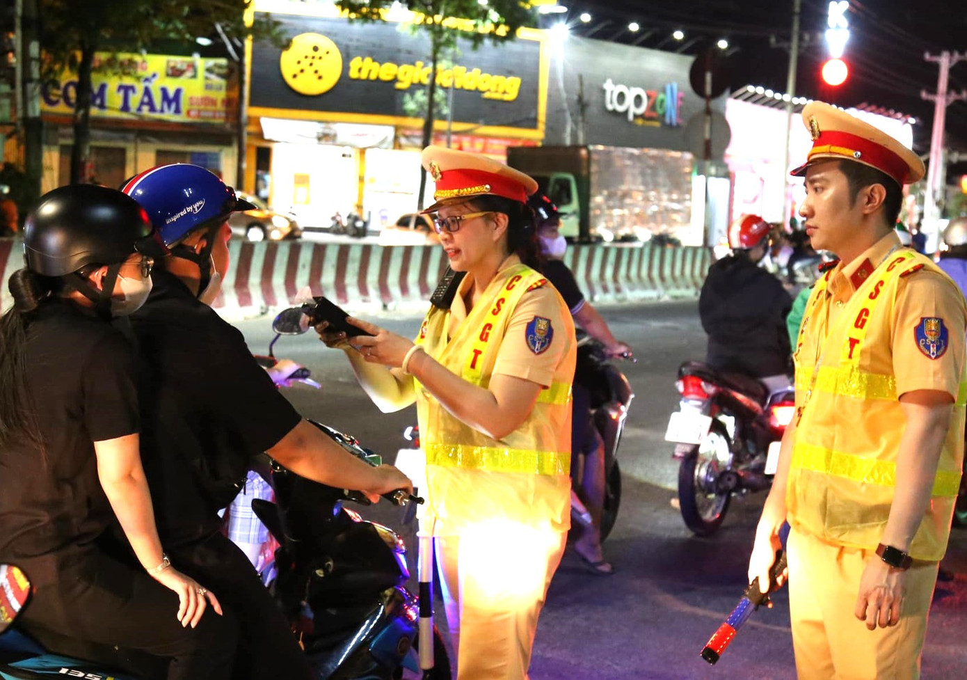 Lực lượng CSGT Công an tỉnh Bình Dương kiểm tra nồng độ cồn người tham gia giao thông dịp lễ