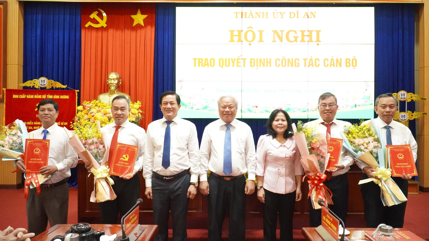 Thành phố Dĩ An trao quyết định về công tác cán bộ sáng 8/5