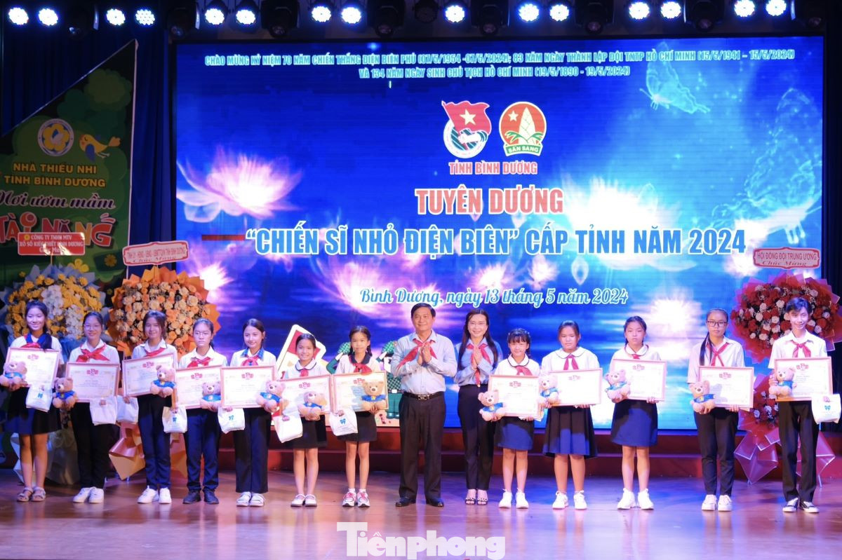 Chị Nguyễn Phạm Duy Trang – Bí thư T.Ư Đoàn, Chủ tịch Hội đồng Đội Trung ương và ông Nguyễn Văn Lộc - Chủ tịch HĐND tỉnh Bình Dương tuyên dương "Chiến sĩ nhỏ Điện Biên" Chị Nguyễn Phạm Duy Trang – Bí thư T.Ư Đoàn, Chủ tịch Hội đồng Đội Trung ương và ông Nguyễn Văn Lộc - Chủ tịch HĐND tỉnh Bình Dương tuyên dương "Chiến sĩ nhỏ Điện Biên"