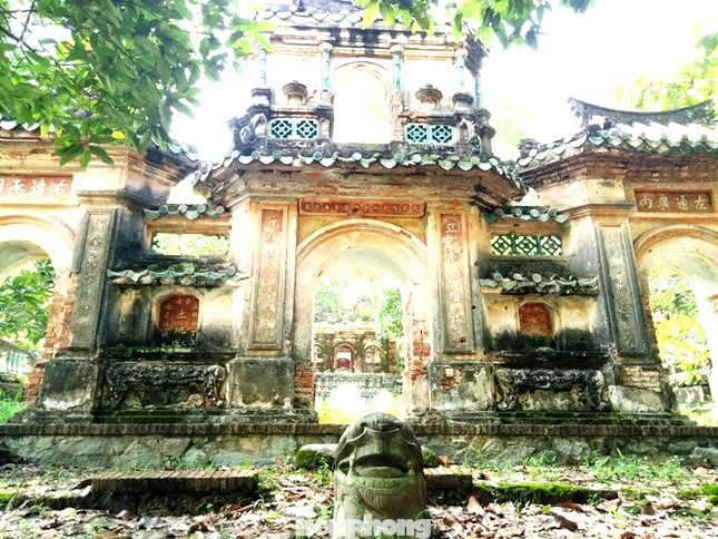 Do các tư liệu lịch sử không còn, ngày nay người dân địa phương không biết chính xác ngôi mộ cổ của gia tộc họ Trần ở Bình Dương được hình thành khi nào. Những gì còn lại cho thấy khu mộ là một quần thể kiến trúc kiểu phong kiến được xây dựng công phu. Một số nguồn tin cho rằng, khu mộ ông Trần Văn Lân (một người giàu nhất tỉnh Thủ Dầu Một xưa, nay là tỉnh Bình Dương). Do các tư liệu lịch sử không còn, ngày nay người dân địa phương không biết chính xác ngôi mộ cổ của gia tộc họ Trần ở Bình Dương được hình thành khi nào. Những gì còn lại cho thấy khu mộ là một quần thể kiến trúc kiểu phong kiến được xây dựng công phu. Một số nguồn tin cho rằng, khu mộ ông Trần Văn Lân (một người giàu nhất tỉnh Thủ Dầu Một xưa, nay là tỉnh Bình Dương).