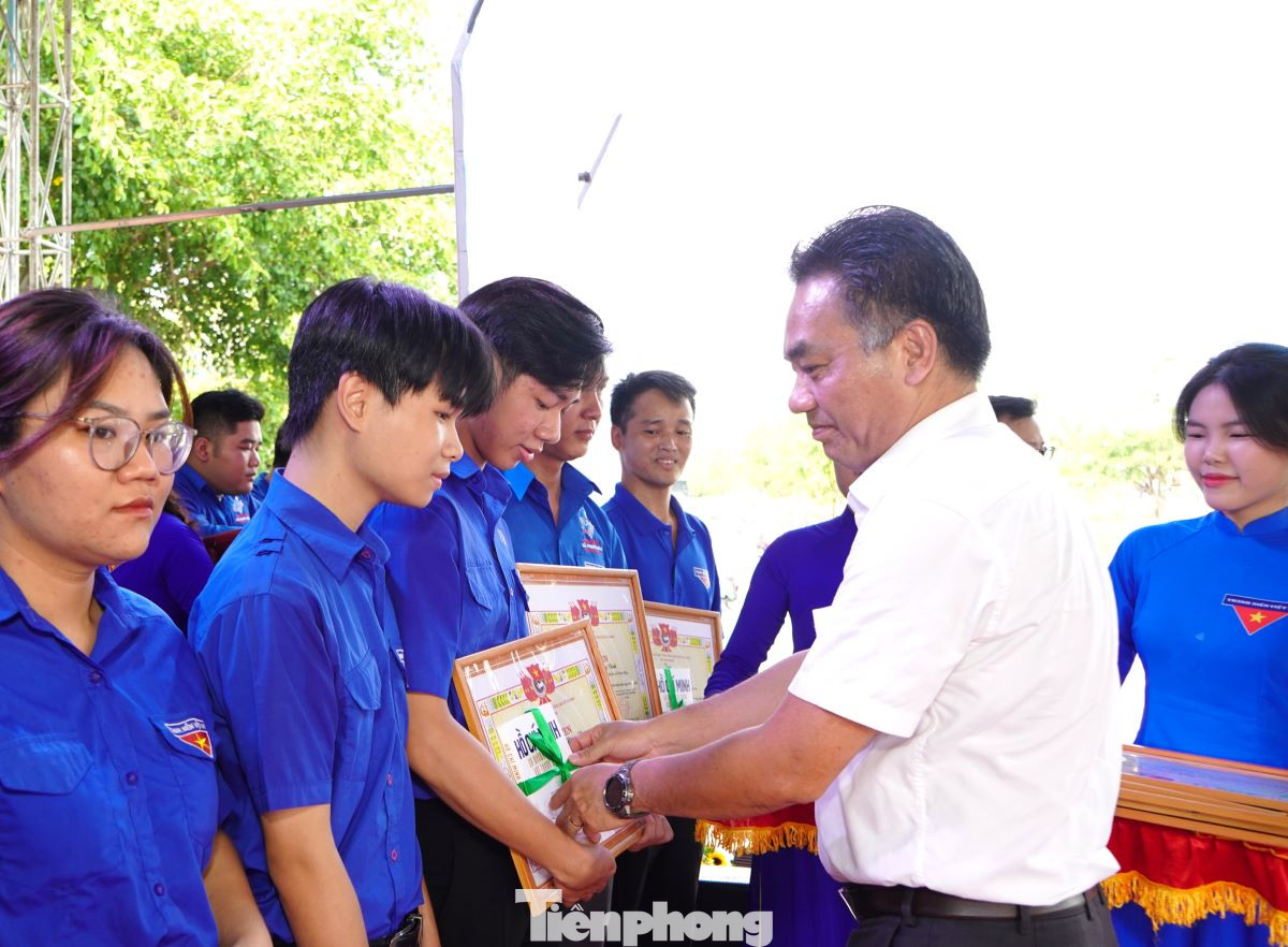 Phó chủ tịch UBND tỉnh Bình Dương Nguyễn Lộc Hà trao tặng bằng khen cho thanh niên công nhân