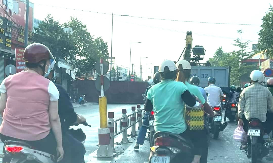 Giao thông qua khu vực bị ùn ứ Giao thông qua khu vực bị ùn ứ