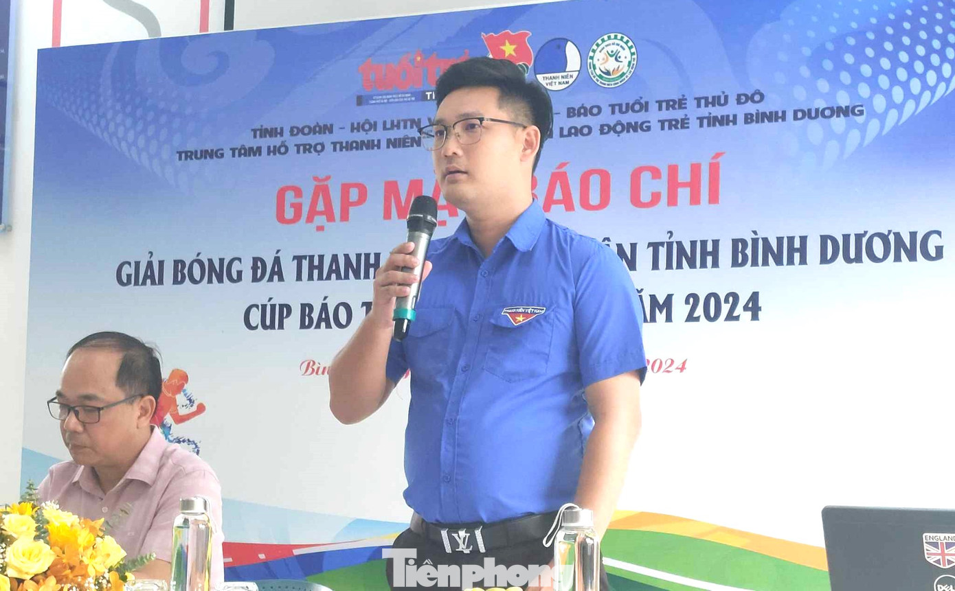 Anh Nguyễn Hữu Lợi, Trưởng Ban phong trào Tỉnh Đoàn, Phó chủ tịch Thường trực Hội LHTN Việt Nam tỉnh Bình Dương thông tin về giải bóng đá