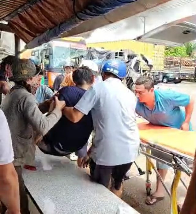 Người dân giải cứu các nạn nhân.