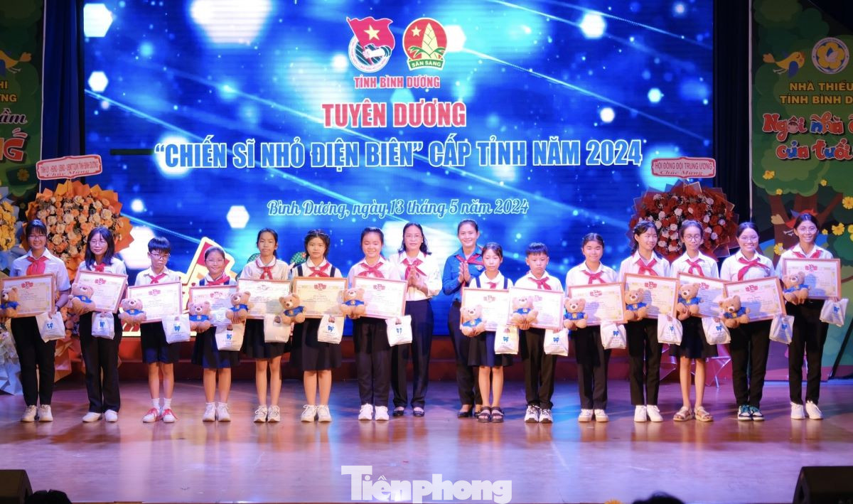 Bí thư Tỉnh Đoàn Bình Dương Trần Thị Diễm Trinh tuyên dương "Chiến sĩ nhỏ Điện Biên". Bí thư Tỉnh Đoàn Bình Dương Trần Thị Diễm Trinh tuyên dương "Chiến sĩ nhỏ Điện Biên".