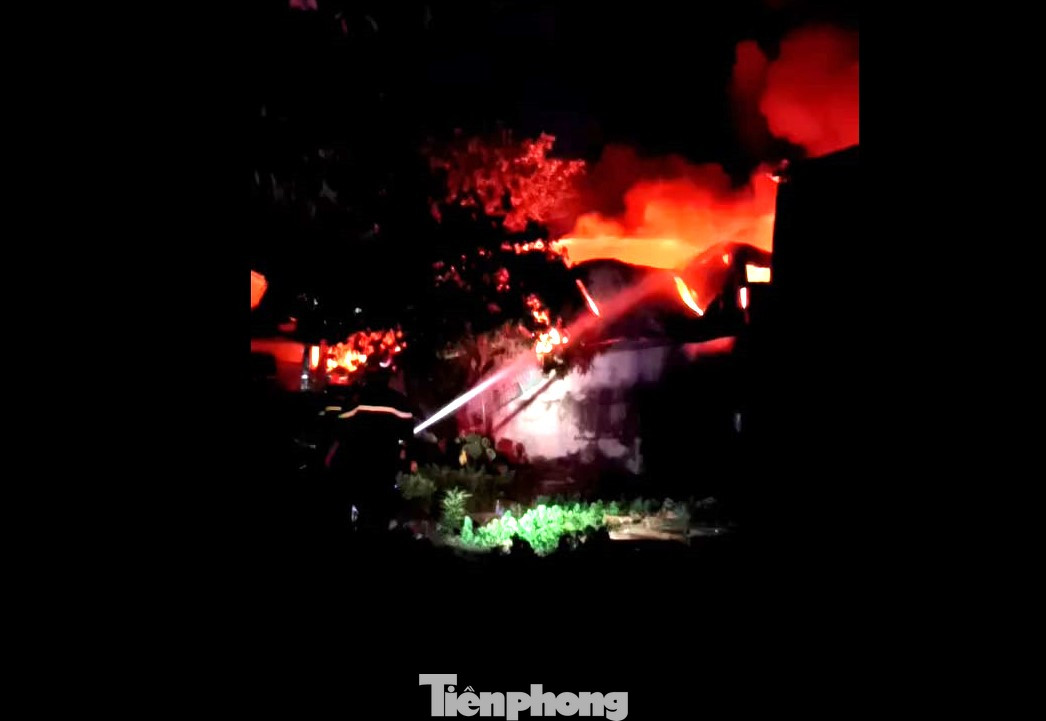 Lực lượng chức năng nỗ lực khống chế đám cháy Lực lượng chức năng nỗ lực khống chế đám cháy