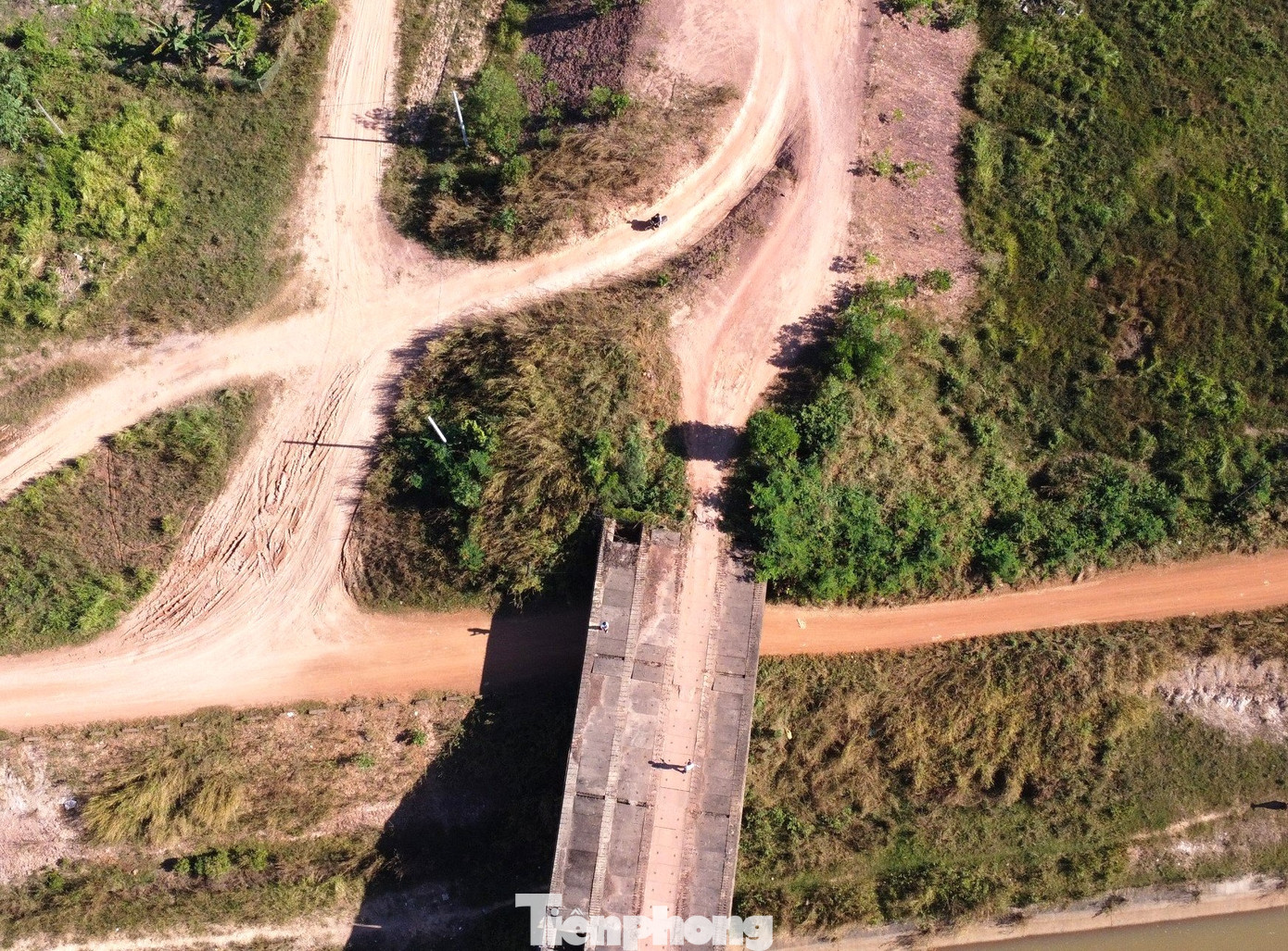 Giai đoạn một, đường được làm quy mô 2 làn xe, nền đường rộng 12 m, mặt đường 11 m, giai đoạn hoàn chỉnh quy mô 6 làn xe, rộng 32 m. Dọc tuyến sẽ xây dựng 14 cầu (11 cầu tiếp tục thi công hoàn thiện và 3 cầu xây mới), vận tốc thiết kế 100 km/h.