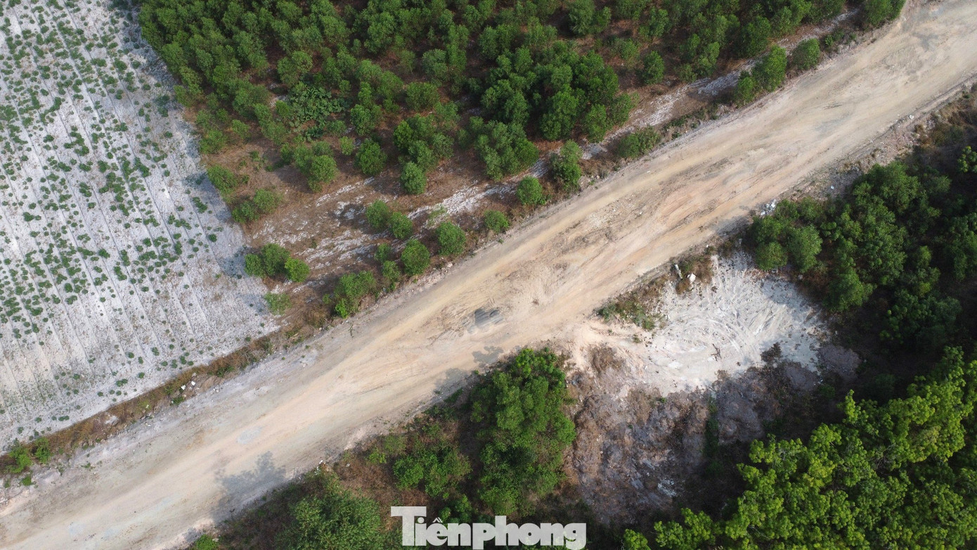 Trước đó, dự án đường Hồ Chí Minh đoạn Chơn Thành - Đức Hòa được đầu tư xây dựng từ năm 2009, dự kiến hoàn thành cuối năm 2021. Tuy nhiên đến năm 2011, công trình phải dừng thi công do gặp khó khăn nguồn vốn.