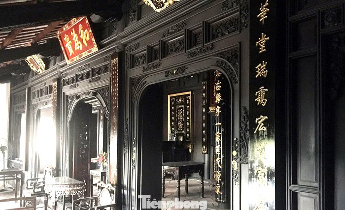 Ông Mai Văn Tới cho biết, để xây dựng ngôi nhà, gia chủ đã thuê hơn 300 thợ từ Cố đô Huế vào Bình Dương để xây và kéo dài trong 3 năm liền. Sở dĩ ngôi nhà nằm kế và hướng ra sông Sài Gòn vì chủ nhà là ông chủ của xưởng đóng tàu lớn nhất Bình Dương lúc bấy giờ. Đặc biệt, ngôi nhà không cho phép phụ nữ bước vào dù đó là con hay cháu của gia chủ. Ông Mai Văn Tới cho biết, để xây dựng ngôi nhà, gia chủ đã thuê hơn 300 thợ từ Cố đô Huế vào Bình Dương để xây và kéo dài trong 3 năm liền. Sở dĩ ngôi nhà nằm kế và hướng ra sông Sài Gòn vì chủ nhà là ông chủ của xưởng đóng tàu lớn nhất Bình Dương lúc bấy giờ. Đặc biệt, ngôi nhà không cho phép phụ nữ bước vào dù đó là con hay cháu của gia chủ.