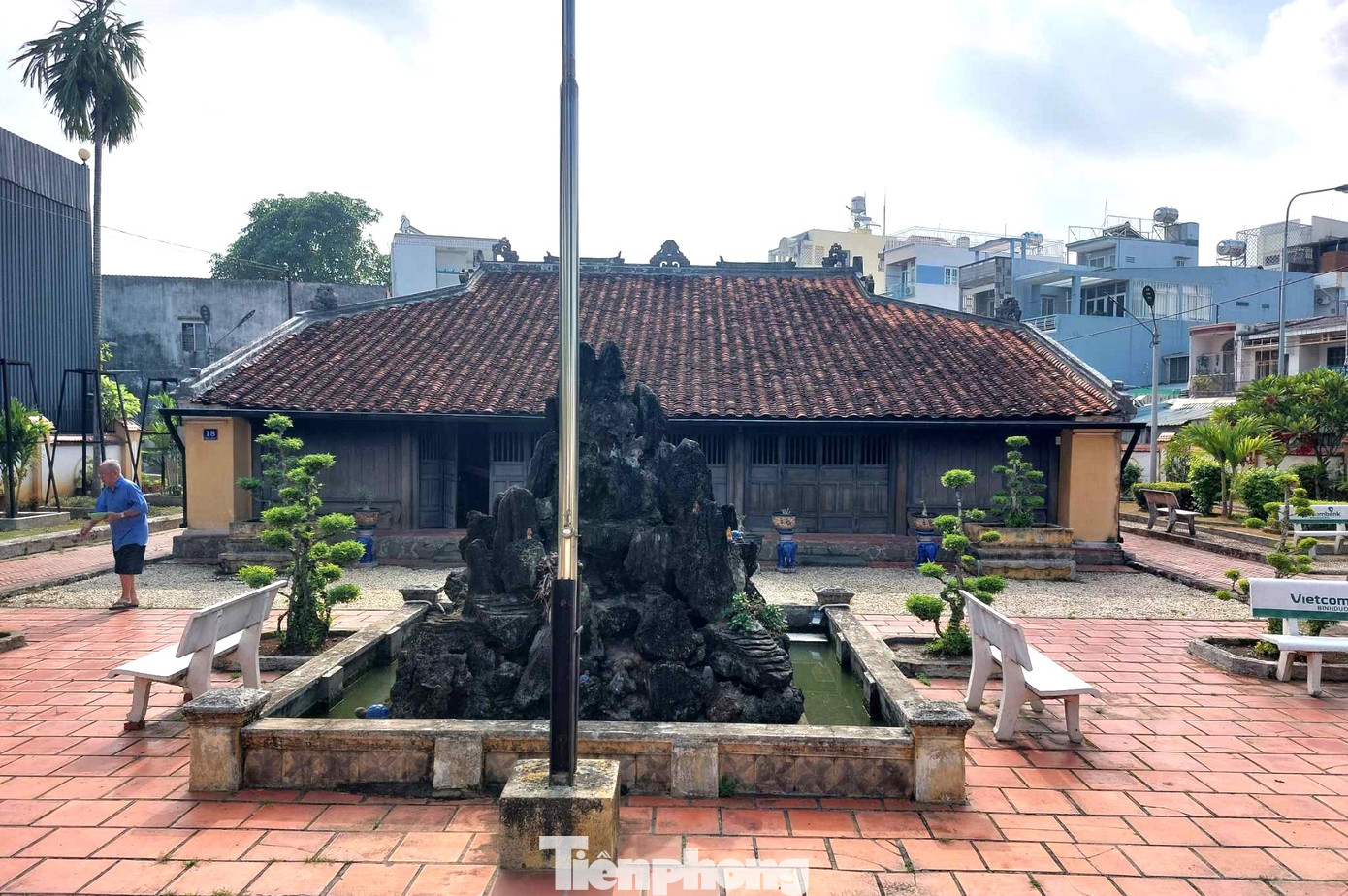 Theo ông Tới, nguyên vật liệu để dựng ngôi nhà đều là những loại gỗ quý như Cẩm lai, Giáng hương, Gõ, Sến, Mật… thể hiện sự sung túc của gia chủ. Từ những song gỗ, đường nét ô vuông đến các mảng phù điêu đều được bố trí đối xứng đến từng chi tiết, tạo nên bề thế trang nghiêm, thể hiện phong cách vương quyền. Theo ông Tới, nguyên vật liệu để dựng ngôi nhà đều là những loại gỗ quý như Cẩm lai, Giáng hương, Gõ, Sến, Mật… thể hiện sự sung túc của gia chủ. Từ những song gỗ, đường nét ô vuông đến các mảng phù điêu đều được bố trí đối xứng đến từng chi tiết, tạo nên bề thế trang nghiêm, thể hiện phong cách vương quyền.