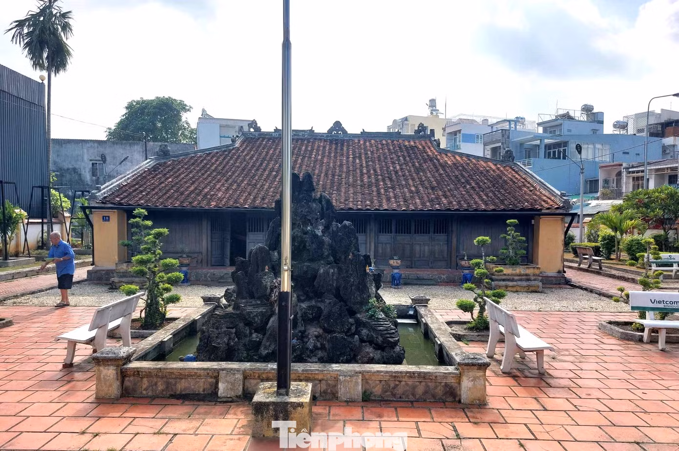 Theo ông Tới, nguyên vật liệu để dựng ngôi nhà đều là những loại gỗ quý như Cẩm lai, Giáng hương, Gõ, Sến, Mật… thể hiện sự sung túc của gia chủ. Từ những song gỗ, đường nét ô vuông đến các mảng phù điêu đều được bố trí đối xứng đến từng chi tiết, tạo nên bề thế trang nghiêm, thể hiện phong cách vương quyền. Theo ông Tới, nguyên vật liệu để dựng ngôi nhà đều là những loại gỗ quý như Cẩm lai, Giáng hương, Gõ, Sến, Mật… thể hiện sự sung túc của gia chủ. Từ những song gỗ, đường nét ô vuông đến các mảng phù điêu đều được bố trí đối xứng đến từng chi tiết, tạo nên bề thế trang nghiêm, thể hiện phong cách vương quyền.