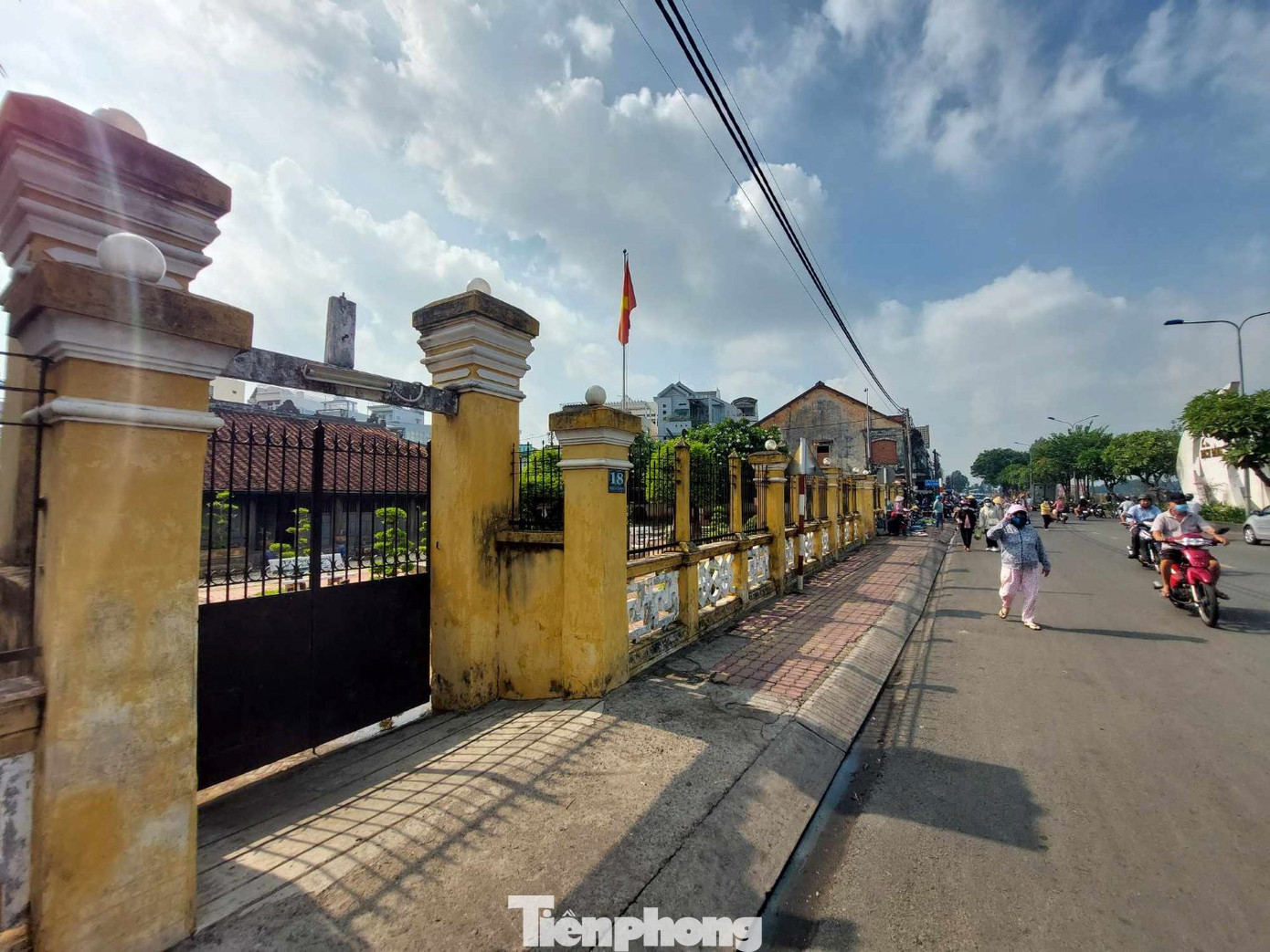 Nhà cổ Trần Văn Hổ nằm trên đường Bạch Đằng (phường Phú Cường, thành phố Thủ Dầu Một, tỉnh Bình Dương), xây dựng năm Canh Dần 1890 với lối kiến trúc của ngôi nhà theo dạng chữ “Đinh”, tổng diện tích xây dựng 200m2. Ngôi nhà cổ xây dựng theo kiểu 3 gian, 2 chái gồm 36 cột tròn, 6 hàng cột tròn từ trước ra sau, mỗi hàng là 6 cột được kê toàn bộ trên đá tảng, nền lát gạch tàu. Nhà cổ Trần Văn Hổ nằm trên đường Bạch Đằng (phường Phú Cường, thành phố Thủ Dầu Một, tỉnh Bình Dương), xây dựng năm Canh Dần 1890 với lối kiến trúc của ngôi nhà theo dạng chữ “Đinh”, tổng diện tích xây dựng 200m2. Ngôi nhà cổ xây dựng theo kiểu 3 gian, 2 chái gồm 36 cột tròn, 6 hàng cột tròn từ trước ra sau, mỗi hàng là 6 cột được kê toàn bộ trên đá tảng, nền lát gạch tàu.