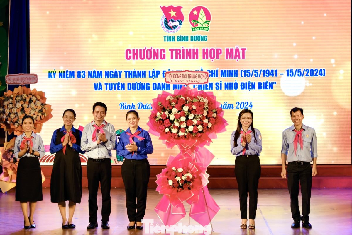 Chị Nguyễn Phạm Duy Trang – Bí thư T.Ư Đoàn, Chủ tịch Hội đồng Đội Trung ương tặng hoa chúc mừng tại lễ kỷ niệm. Chị Nguyễn Phạm Duy Trang – Bí thư T.Ư Đoàn, Chủ tịch Hội đồng Đội Trung ương tặng hoa chúc mừng tại lễ kỷ niệm.