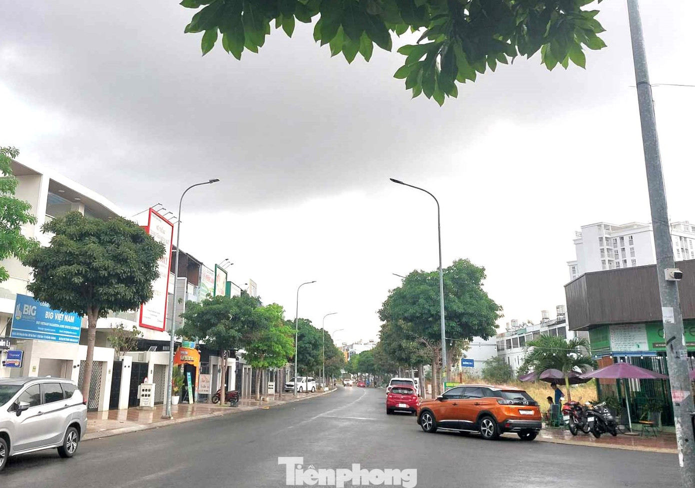 Mây đen bao phủ bầu trời từ sáng sớm ở Bình Dương