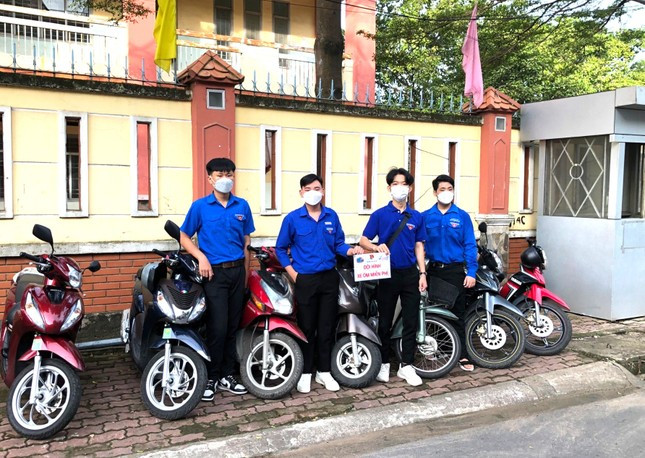 Tình nguyện viên phục vụ việc đi lại của thí sinh (Ảnh: Tình nguyện viên tiếp sức mùa thi năm 2023 tại Bình Dương) Tình nguyện viên phục vụ việc đi lại của thí sinh (Ảnh: Tình nguyện viên tiếp sức mùa thi năm 2023 tại Bình Dương)