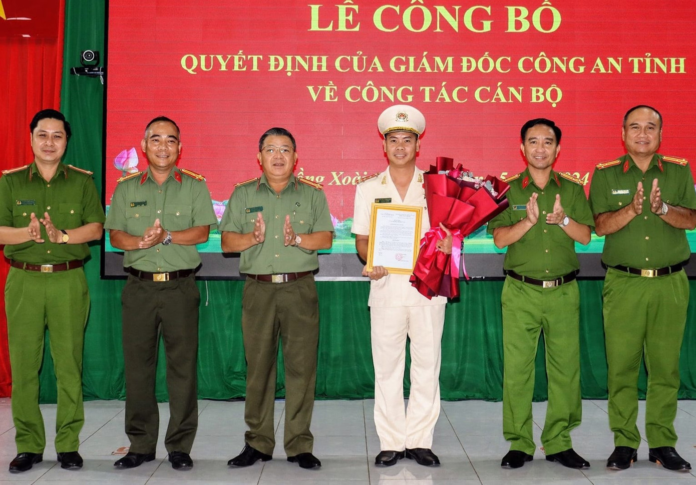 Đại úy Nguyễn Thành Luân (áo trắng) nhận quyết định bổ nhiệm