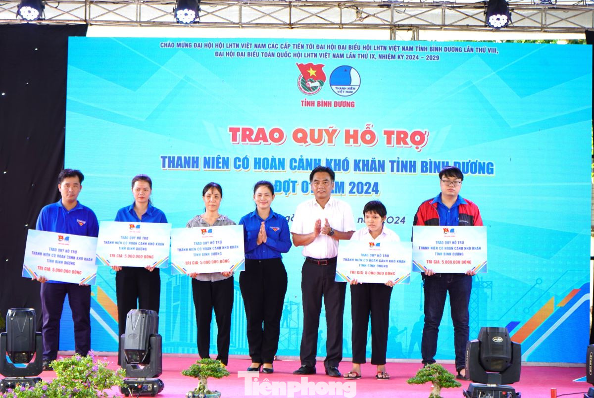 Lãnh đạo tỉnh Bình Dương trao hỗ trợ thanh niên công nhân có hoàn cảnh khó khăn